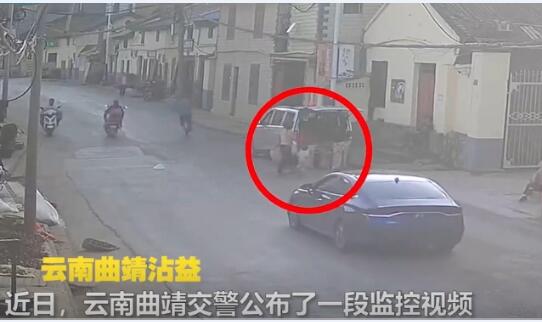 三岁女童10次横穿马路被撞受伤!