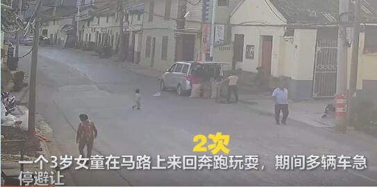 三岁女童10次横穿马路被撞受伤!