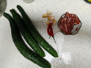脆黄瓜炒肉做法步骤图1