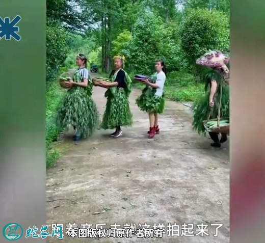 想让自己生活好一点!农村大妈抱自家蔬菜走秀视频火了!