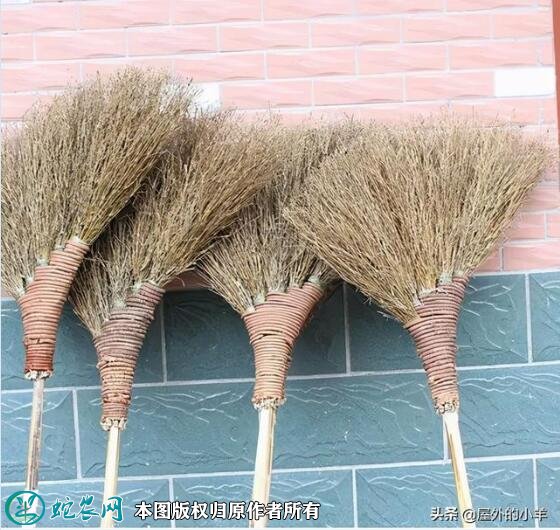 山东一村庄卖扫帚年产值超5千万!夫妻二人一个月赚9000块钱!