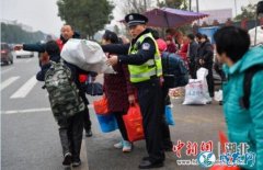 民工潮开始：宜都交警护送2500名农...