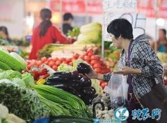 齐齐哈尔华博市场：蔬菜和水果的价格都...