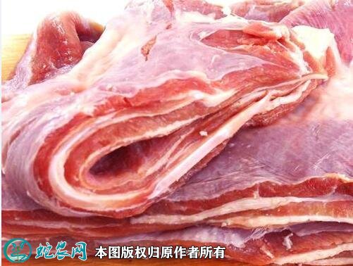 羊腩肉是一个比较好的羊肉部位,肥瘦相间,肉质比较细腻,比羊腿肉更有