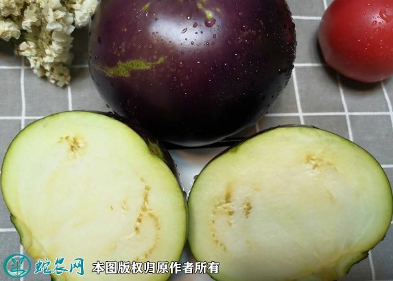 圆茄子的品种比较多,紫光圆茄是现在很多人熟悉的一个圆茄子品种,种植